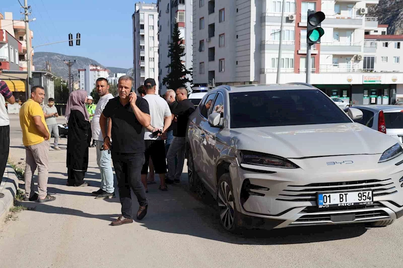 Motosikletli trafik polisi, kazada ağır yaralandı
