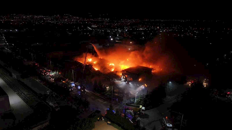 Niğde’deki fabrika yangınını söndürme çalışmaları sürüyor
