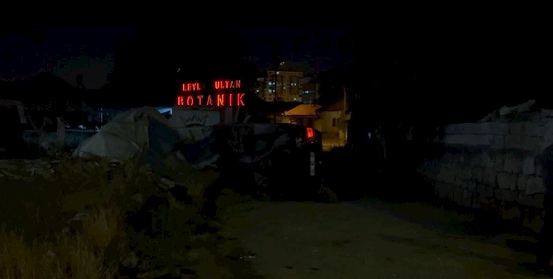 Yan yatan otomobilden tek başına çıkıp, yüzünü yıkamaya gitti
