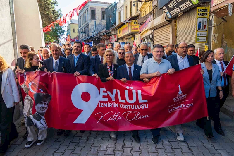 Düşman işgalinden kurtuluşa özel 350 metrelik bayrak caddelerde dalgalandı
