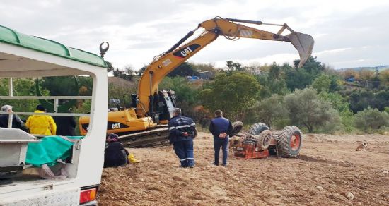 Tarla süren kişi devrilen traktörün altında kaldı