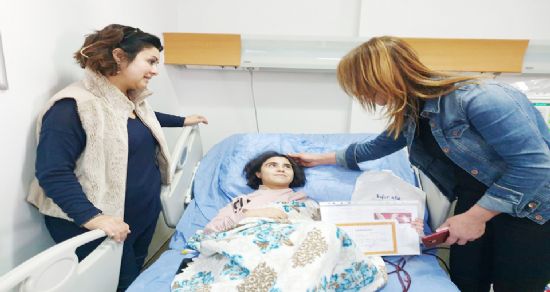Engelli ve böbrek hastası kızın karnesi hastanede verildi